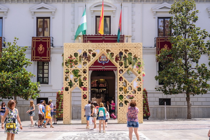 Cervezas Alhambra vuelve a dar la bienvenida al Corpus chico con la portada ms inclusiva y participativa 